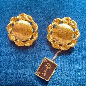 NWT vintage Monet bright gold clip on earrings, textured